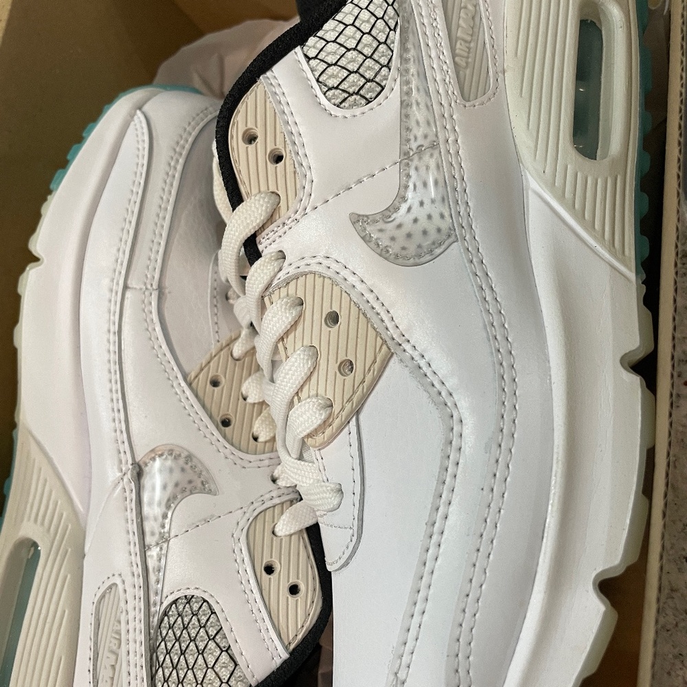 New! Kids Nike Air Max size 5Y